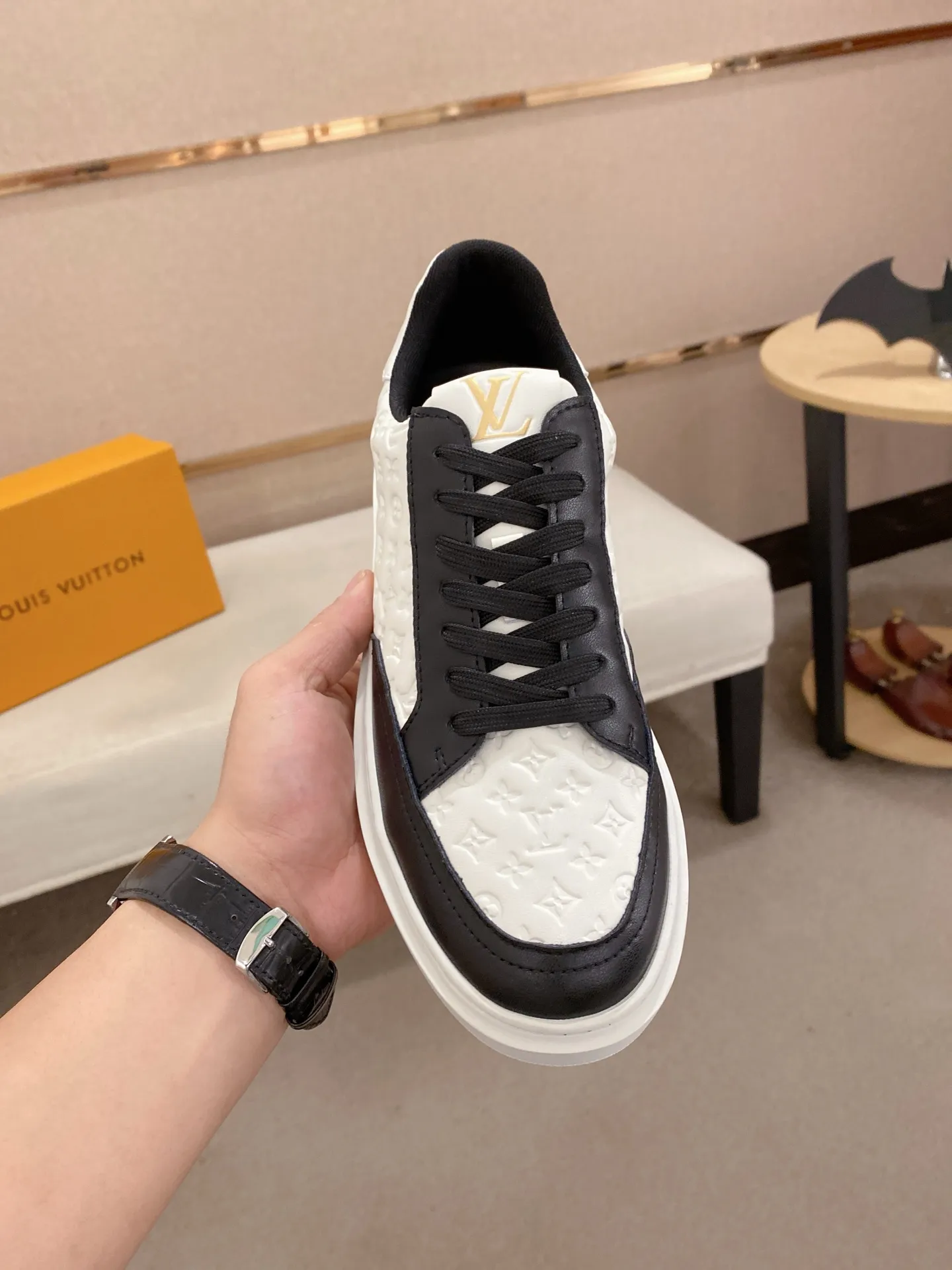 Men's shoes💰:420💰🇮🇹🇮🇹LV Louis Vuitton. The latest trendy casual shoes are popular in physical stores in sizes 38-44. New spring and summer comfortable imported custom original cowhide, unique jacquard fabric element design. Paired with sheepskin lining, Lv original bottom, [taiyang][taiyang] high-end packaging and high quality💪Details determine the quality, you can enter and leave the counter at will, welcome to compare🇮🇹